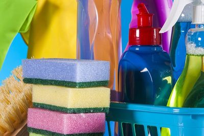 企业将自产洗涤用品发放给职工时的增值税处理